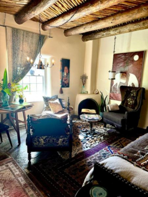 Adobe Lair Historic Homestead 8 min to Plaza